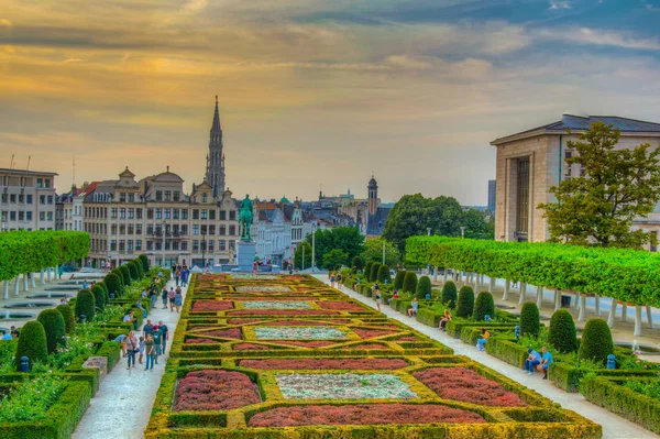 BRUXELLES, BELGIO, 4 AGOSTO 2018: La gente si sta godendo il tramonto al — Foto Stock