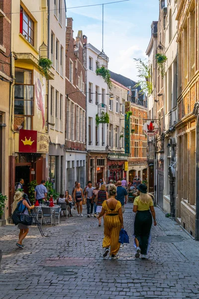 BRUSELAS, BÉLGICA, 4 DE AGOSTO DE 2018: La gente está dando un paseo — Foto de Stock