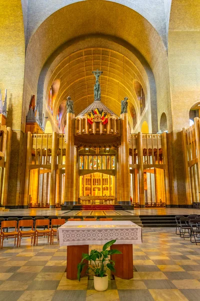 BRUSELAS, BÉLGICA, 4 DE AGOSTO DE 2018: Interior de la basílica del sacro — Foto de Stock