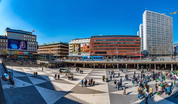 STOCKHOLM, SUECIA, 20 DE ABRIL DE 2019: La gente es la plaza Norrmalstorg en Estocolmo, Suecia — Foto de Stock