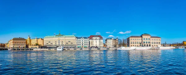 STOCCOLMA, SVEZIA, 20 APRILE 2019: Veduta del lungomare di Stoccolma con bellissime vecchie case estese accanto in Svezia — Foto Stock