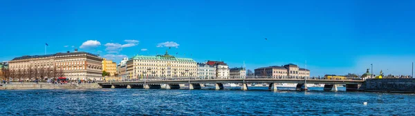 STOCKHOLM, SUECIA, 20 DE ABRIL DE 2019: Vista del paseo marítimo de Estocolmo con hermosas casas antiguas que se extienden junto a él en Suecia — Foto de Stock