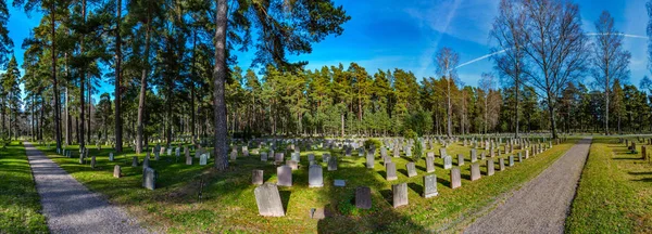 Stockholm, schweden, 21. april 2019: grabsteine auf dem skogskyrkogarden, unesco-friedhof, in stockholm, schweden — Stockfoto