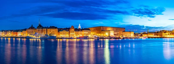 ESTOCOLMO, SUECIA, 21 DE ABRIL DE 2019: Vista del atardecer de Gamla Stan y el Palacio Real en Estocolmo, Suecia . — Foto de Stock