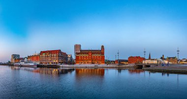 Malmö, İsveç, 24 Nisan 2019: Malmö, İsveç 'te bir kanalla birlikte gün batımı manzarası