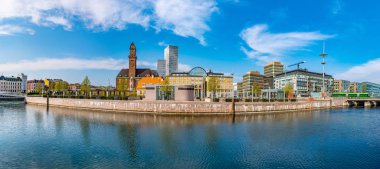 Malmö, İsveç, 25 Nisan 2019: Malmö, İsveç 'te bir kanalla birlikte liman manzarası