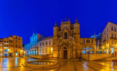 Coimbra, Portekiz, 20 Mayıs 2019, Coimbra, Portekiz 'deki kutsal haç kilisesinin önünde gün batımı manzarası geziniyor.
