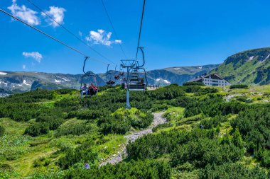 Rila, Bulgaristan, 21 Temmuz 2018: Turistleri getiren bir asansör 