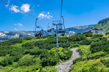 Rila, Bulgaristan, 21 Temmuz 2018: Turistleri getiren bir asansör 
