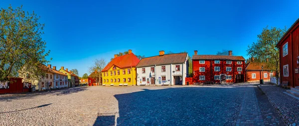 Linkoping, Švédsko, 23. dubna 2019: Pohled na tradiční dřevěné domy ve starém městě Gamla Linkoping, Švédsko — Stock fotografie