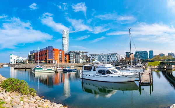 MALMO, SUÉCIA, ABRIL 25, 2019: Arranha-céu de torso giratório visto atrás da marina em Malmo, Suécia — Fotografia de Stock