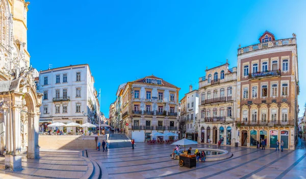 COIMBRA, PORTUGAL, MAIO 20, 2019: As pessoas estão passeando em frente à igreja da santa cruz em Coimbra, Portugal — Fotografia de Stock