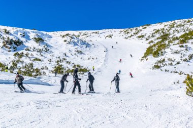 Borovets, Bulgaristan, 4 Mart 2019: Borovets durağındaki kayak merkezi