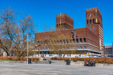 Oslo, Norveç, 15 Nisan 2019: İnsanlar güneşli bir günün tadını çıkarıyorlar