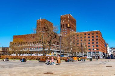 Oslo, Norveç, 15 Nisan 2019: İnsanlar güneşli bir günün tadını çıkarıyorlar