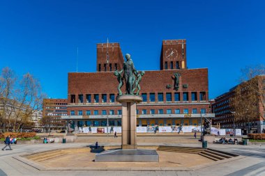 Oslo, Norveç, 15 Nisan 2019: İnsanlar güneşli bir günün tadını çıkarıyorlar