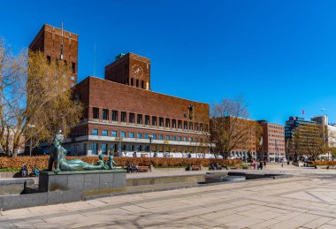 Oslo, Norveç, 15 Nisan 2019: İnsanlar güneşli bir günün tadını çıkarıyorlar