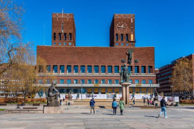 Oslo, Norveç, 15 Nisan 2019: İnsanlar güneşli bir günün tadını çıkarıyorlar