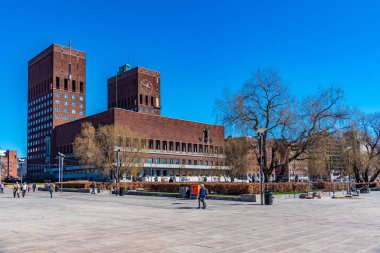 Oslo, Norveç, 15 Nisan 2019: İnsanlar güneşli bir günün tadını çıkarıyorlar