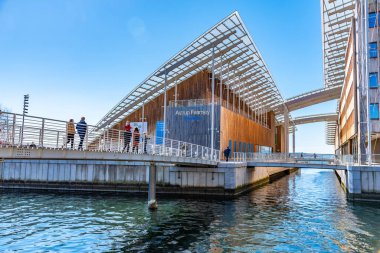 Oslo, Norveç, 15 Nisan 2019: İnsanlar Astrup Fearnley 'den geçiyor