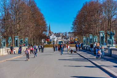 Oslo, Norveç, 15 Nisan 2019: İnsanlar Thorugh Vigel 'de geziniyor