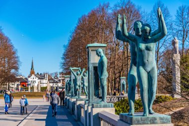 Oslo, Norveç, 15 Nisan 2019: İnsanlar Thorugh Vigel 'de geziniyor