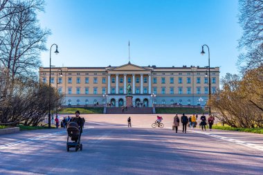Oslo, Norveç, 15 Nisan 2019: Oslo, Norw 'daki kraliyet sarayı manzarası