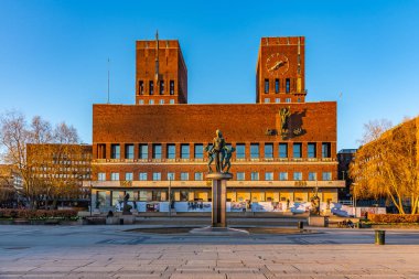 Oslo, Norveç, 15 Nisan 2019: Oslo 'daki belediye binasının gün batımı manzarası, 