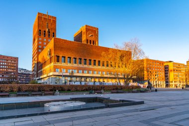 Oslo, Norveç, 15 Nisan 2019: Oslo 'daki belediye binasının gün batımı manzarası, 