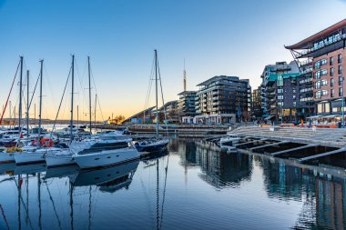 Oslo, Norveç, 15 Nisan 2019 İnsanlar Stranden w 'da geziniyor.