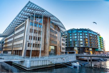 Oslo, Norveç, 15 Nisan 2019: İnsanlar Astrup Fearnley 'den geçiyor