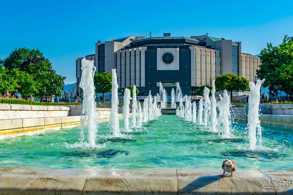 Sofia, Bulgarije, 2 september 2018: Een prachtige fontein in fron — Stockfoto
