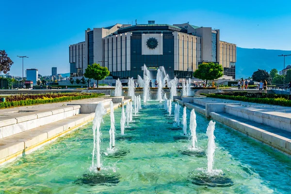 SOFIA, BULGARIA, 2 SETTEMBRE 2018: Una bella fontana a fron — Foto Stock