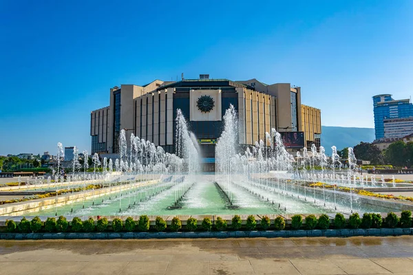 SOFIA, BULGARIA, 2 DE SEPTIEMBRE DE 2018: Una hermosa fuente en fron — Foto de Stock