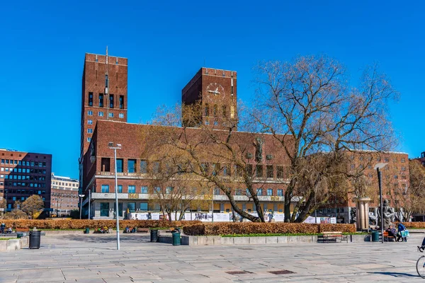 Осло, Норвегія, 15 квітня 2019 р.: люди насолоджуються сонячним днем у — стокове фото