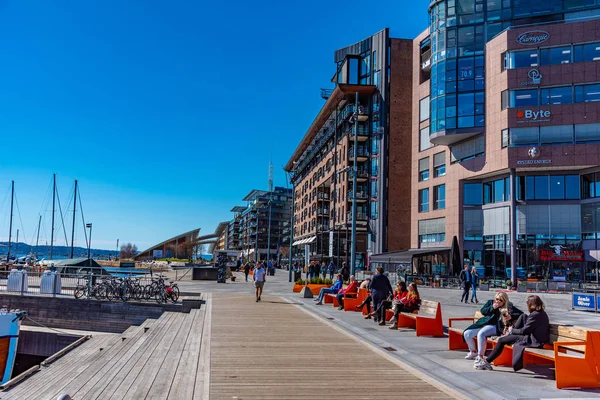 OSLO, NORUEGA, 15 DE ABRIL DE 2019: La gente está paseando por Stranden w — Foto de Stock