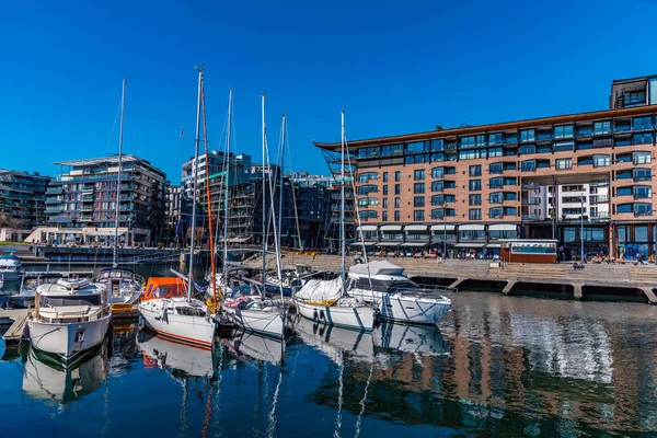 OSLO, NORWAY, APRIL 15, 2019: People are enjoying a sunny day at — Stock Photo, Image