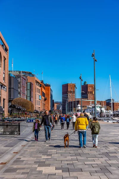 OSLO, NORUEGA, 15 DE ABRIL DE 2019: Ayuntamiento en oslo visto detrás de St. — Foto de Stock