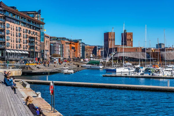 Oslo, norwegen, 15. april 2019: stadthaus in oslo hinter th — Stockfoto