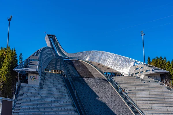 Όσλο, Νορβηγία, 15 Απριλίου 2019: Holmenkollen ski jumping stadium a — Φωτογραφία Αρχείου