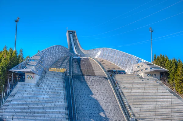 Όσλο, Νορβηγία, 15 Απριλίου 2019: Holmenkollen ski jumping stadium a — Φωτογραφία Αρχείου