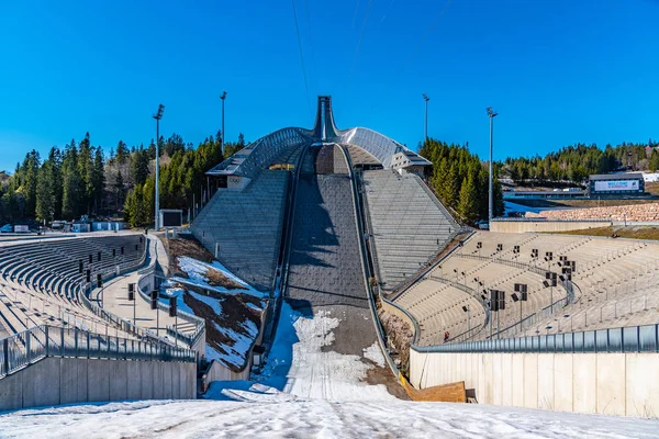 Όσλο, Νορβηγία, 15 Απριλίου 2019: Holmenkollen ski jumping stadium a — Φωτογραφία Αρχείου