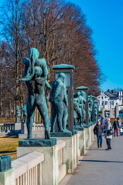 Oslo, Norwegen, 15. April 2019: Menschen schlendern durch Vigel — Stockfoto