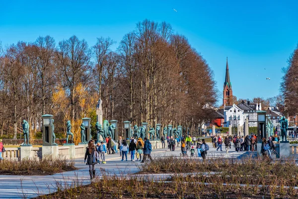 Oslo, Norvégia, 2019. április 15.: Az emberek Thorugh Vigelt sétáltatnak — Stock Fotó