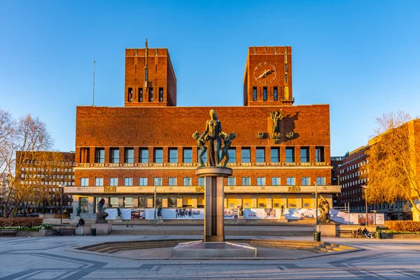 Oslo, Norge, 15 april 2019: Solnedgång utsikt över stadshuset i Oslo, — Stockfoto