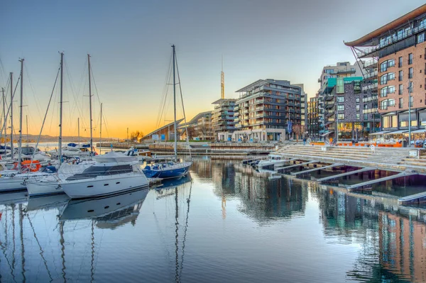 Oslo, Norveç, 15 Nisan 2019 İnsanlar Stranden w 'da geziniyor. — Stok fotoğraf