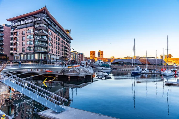 Oslo, Noorwegen, 15 april 2019: Stadhuis in oslo achter St. — Stockfoto