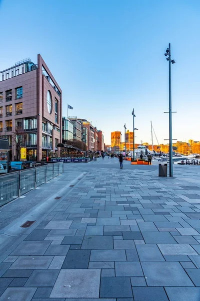 OSLO, NORUEGA, 15 DE ABRIL DE 2019: Ayuntamiento en oslo visto detrás de St. — Foto de Stock