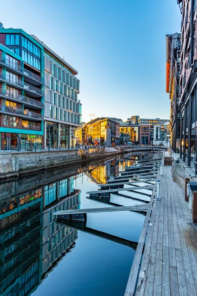 Oslo, norwegen, april 15, 2019: wohnhäuser am aker brygge — Stockfoto