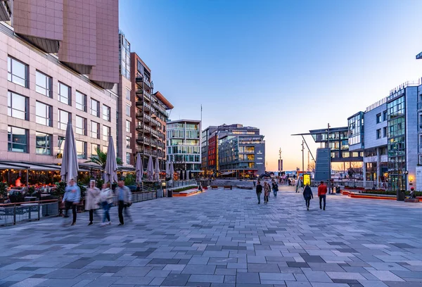 OSLO, NORUEGA, 15 DE ABRIL DE 2019: Vista del atardecer de Aker Brygge distric — Foto de Stock